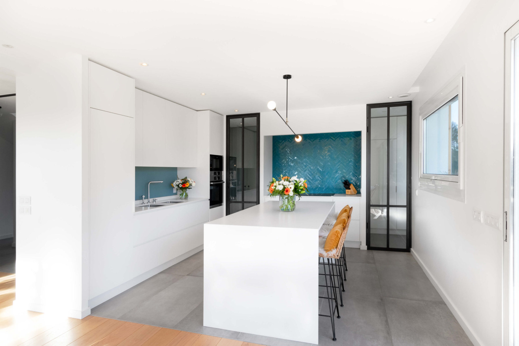 Photographie d'architecture et immobilière d'une cuisine avec une ambiance moderne et lumineuse