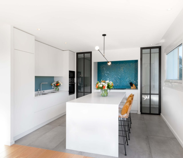 Photographie d'architecture et immobilière d'une cuisine avec une ambiance moderne et lumineuse