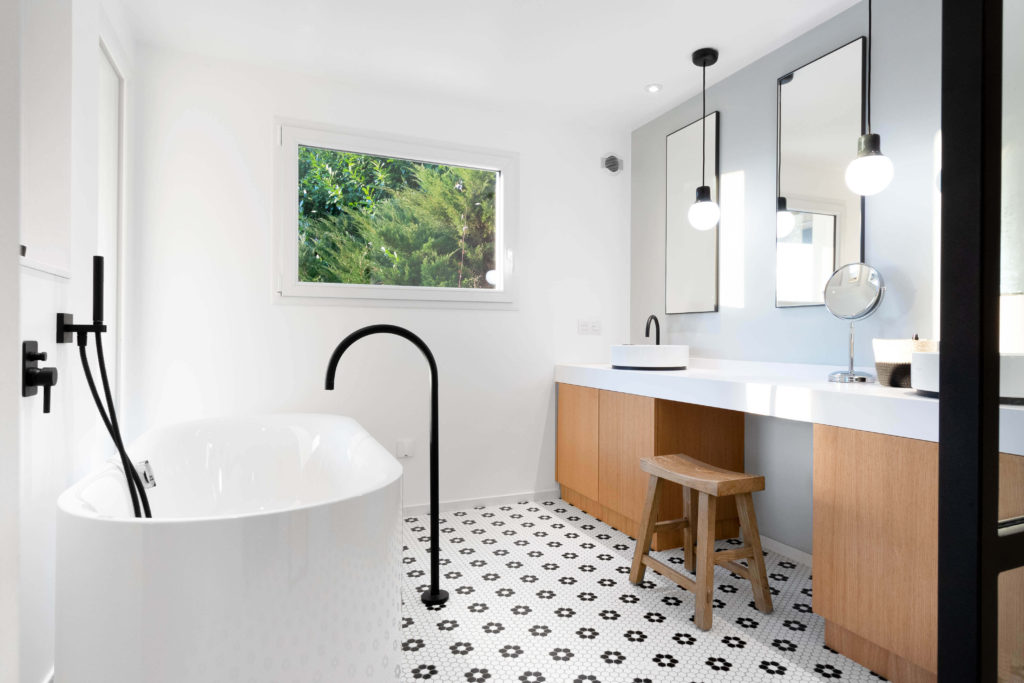 Photographie d'architecture d'une salle de bain avec une ambiance moderne et lumineuse